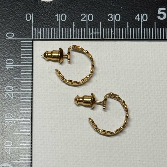 Gold daisy huggie Earrings - Picture 4 of 4